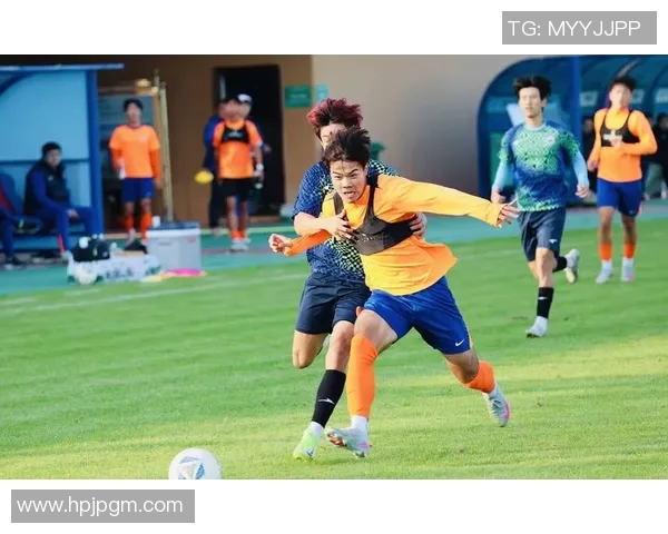 足球明星双手碰拳展现团结精神激励年轻球员追逐梦想 足球明星双手碰拳展现团结精神激励年轻球员追逐梦想