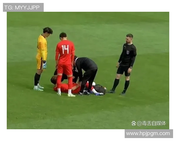 足球明星被困酒店引发粉丝围堵事件现场混乱不堪 足球明星被困酒店引发粉丝围堵事件现场混乱不堪