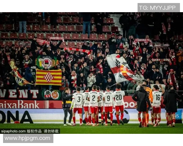 足球明星进球后化身射手展现精准射箭技艺引发球迷热议 足球明星进球后化身射手展现精准射箭技艺引发球迷热议